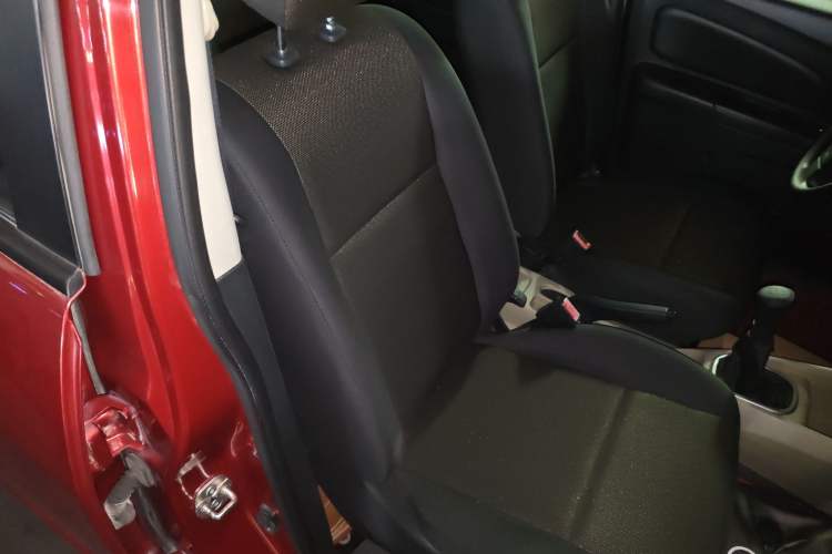 Used Venucia R50 2013 1.6L Manual Fashion Edition
