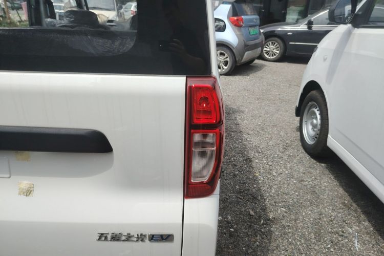 Used Wuling Zhiguang New Energy 2025 Model 305km Ambitious Edition Right Rear Taillight
