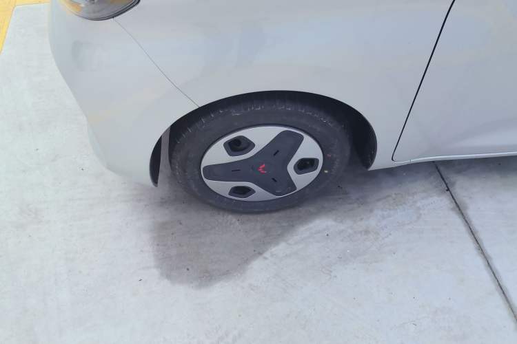 Used Wuling Zhiguang New Energy 2025 Model 305km Ambitious Edition Left Front Wheel Hub