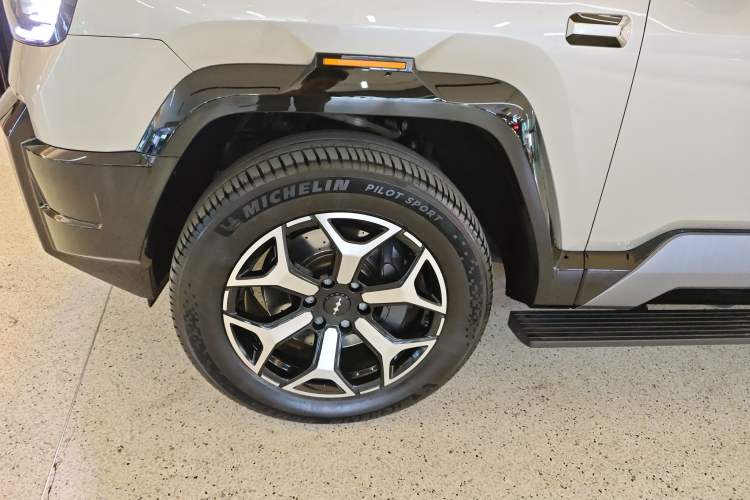 Used Formula Leopard 8 2025 Smart & Brave Flagship Edition 6 Seats Left Front Wheel Hub