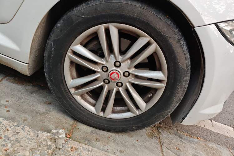 Used Jaguar XF 2015 XF 2.0T Prestige Edition Right Front Wheel Hub