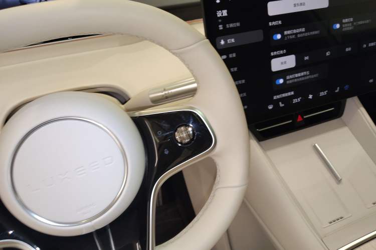 Used Hima Luxeed R7 2024 All-Electric 736 km Ultra Gear Lever