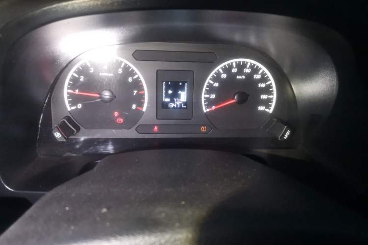 Used FORTHING Lingzhi 2025 M5 1.5T Long Wheelbase Base Model 7-Seater Odometer Close Up