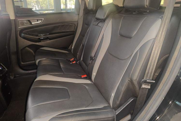 Used Ford Edge 2017 EcoBoost 245 Two-Wheel-Drive Sporty 7-Seater
