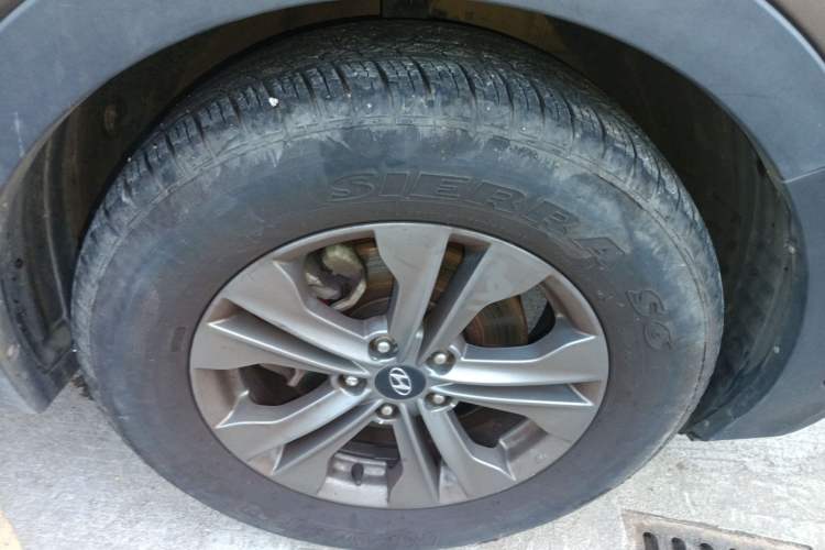 Used Hyundai Santa Fe 2015 2.0T Automatic All-Wheel Drive Smart Version 5 Seats Right Front Wheel Hub