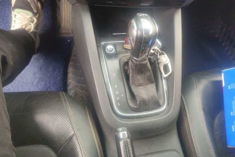 Used Volkswagen Sagitar 2017 230TSI Automatic Luxury Edition Gear Lever