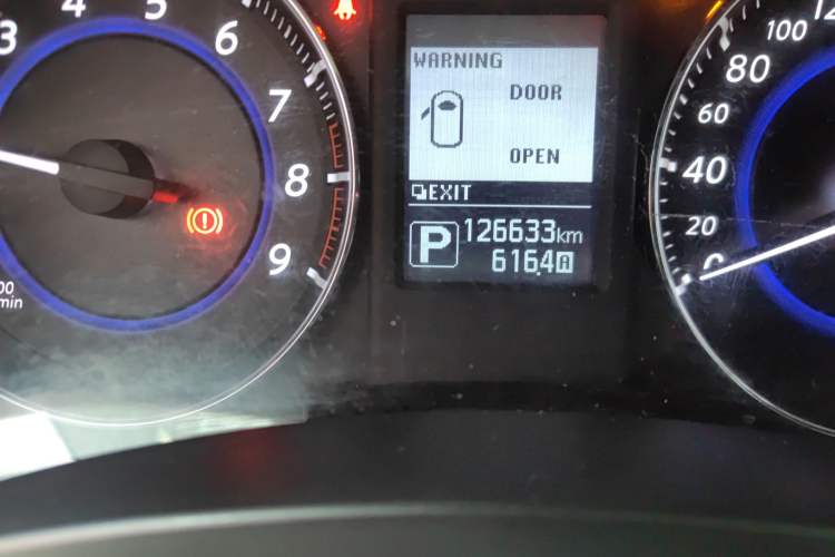 Used Infiniti QX70 2013 3.7L Standard Edition Odometer Close Up