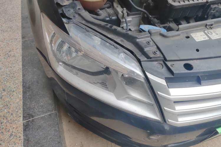 Used Volkswagen Santana 2015 1.6L Automatic Fashion Edition Right Front Headlight