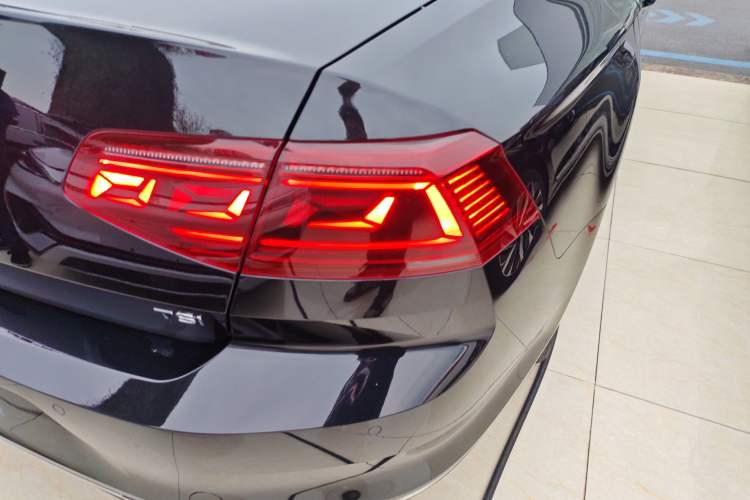 Used Volkswagen Magotan 2023 2 Million Units Limited-Edition 280TSI DSG Comfort Version Right Rear Taillight