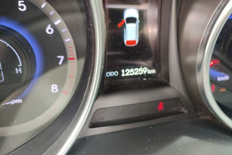 Used Hyundai Santa Fe 2015 2.0T Automatic 4x4 Smart 7-Seater Odometer Close Up