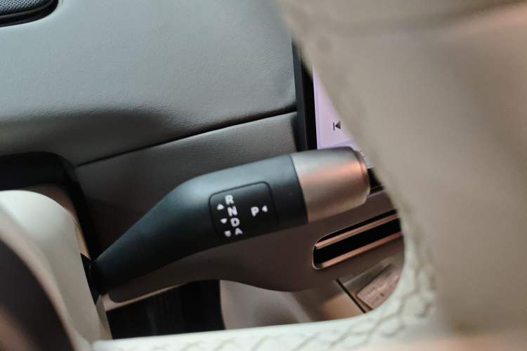 Used Li Auto i6 2025 Model Two-Wheel-Drive Standard Type Gear Lever