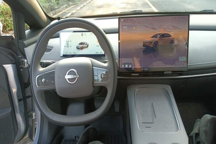 Used Nissan N7 2025 625 Pro Center Console