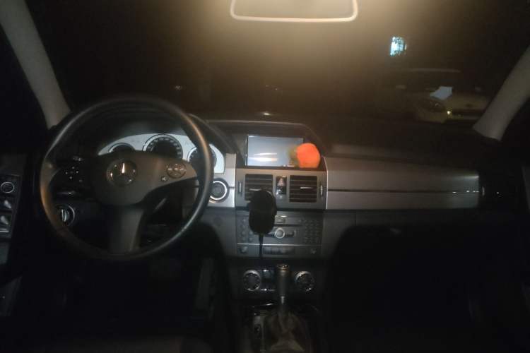 Used Mercedes-Benz GLK-Class 2011 GLK 300 4MATIC Dynamic Model Center Console