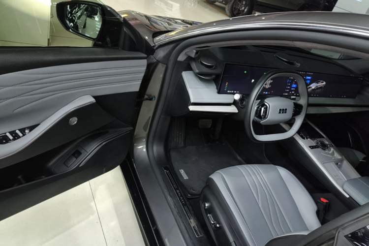 Used Geely Galaxy E8 2024 665 km Range Rear-Drive Starship Long-Range Version Driver Seat