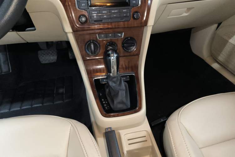 Used Volkswagen Lavida 2013 Restyled Classic 1.6L Automatic Comfort Edition Gear Lever