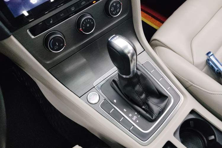 Used Volkswagen Golf 2016 230TSI Automatic Luxury Version
