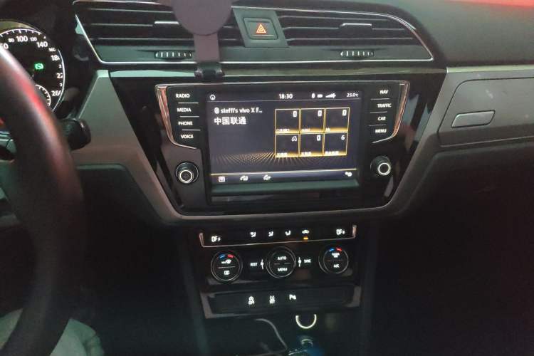 Used Volkswagen Touran 2018 Volkswagen Touran L 280TSI DSG Comfort Edition 7-seater Audio And AC Panel