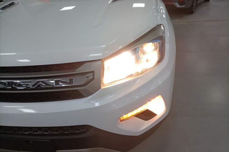 Used CHANGAN CS75 2017 Shangkui Edition 1.8T Automatic All-Wheel-Drive Elite Model Left Front Headlight