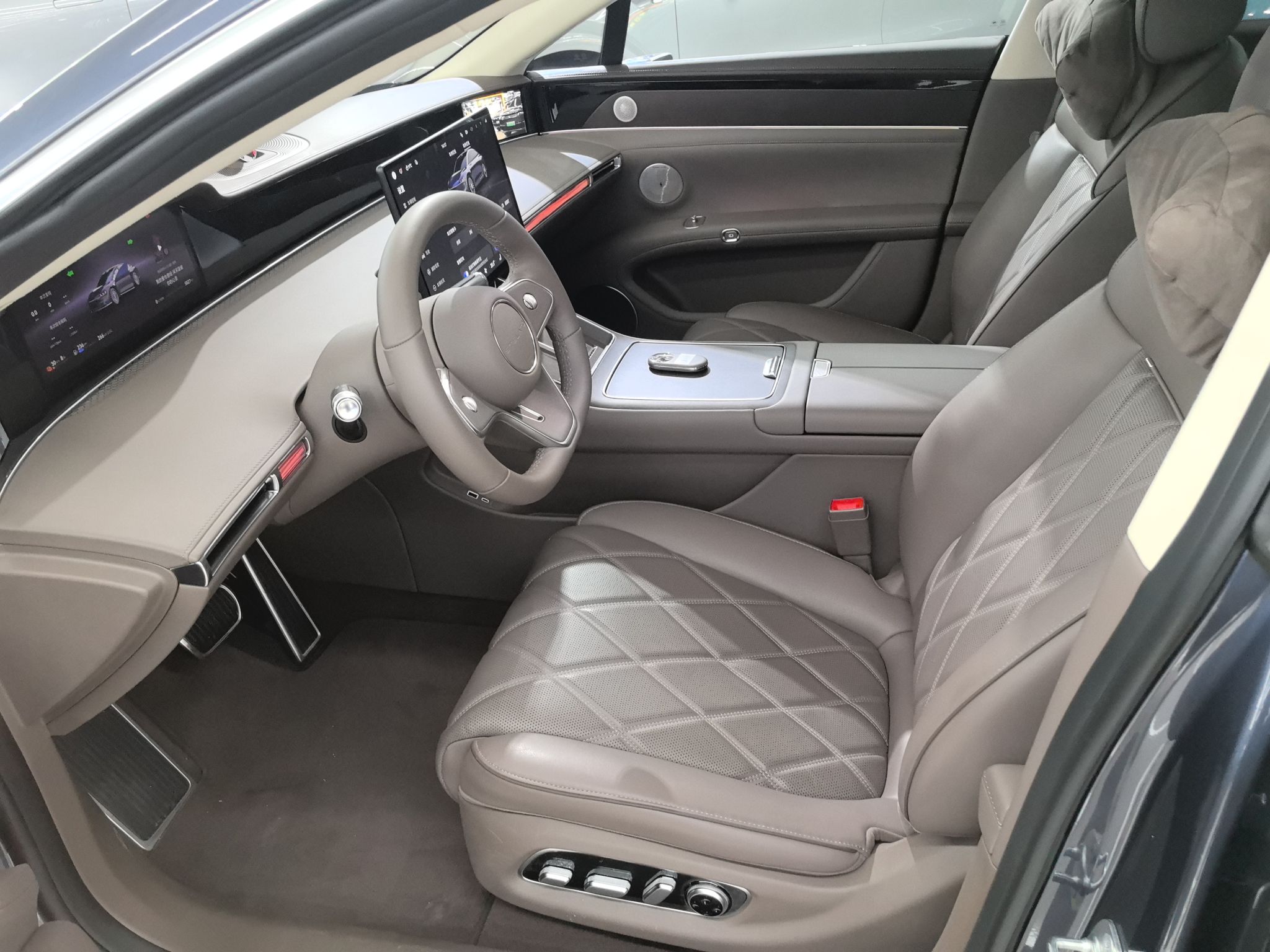 المقاعد الأمامية داخل السيارة