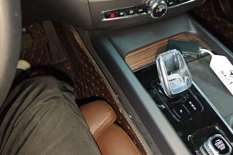 Used Volvo XC60 2023 B5 4x4 Smart Luxury Edition Gear Lever