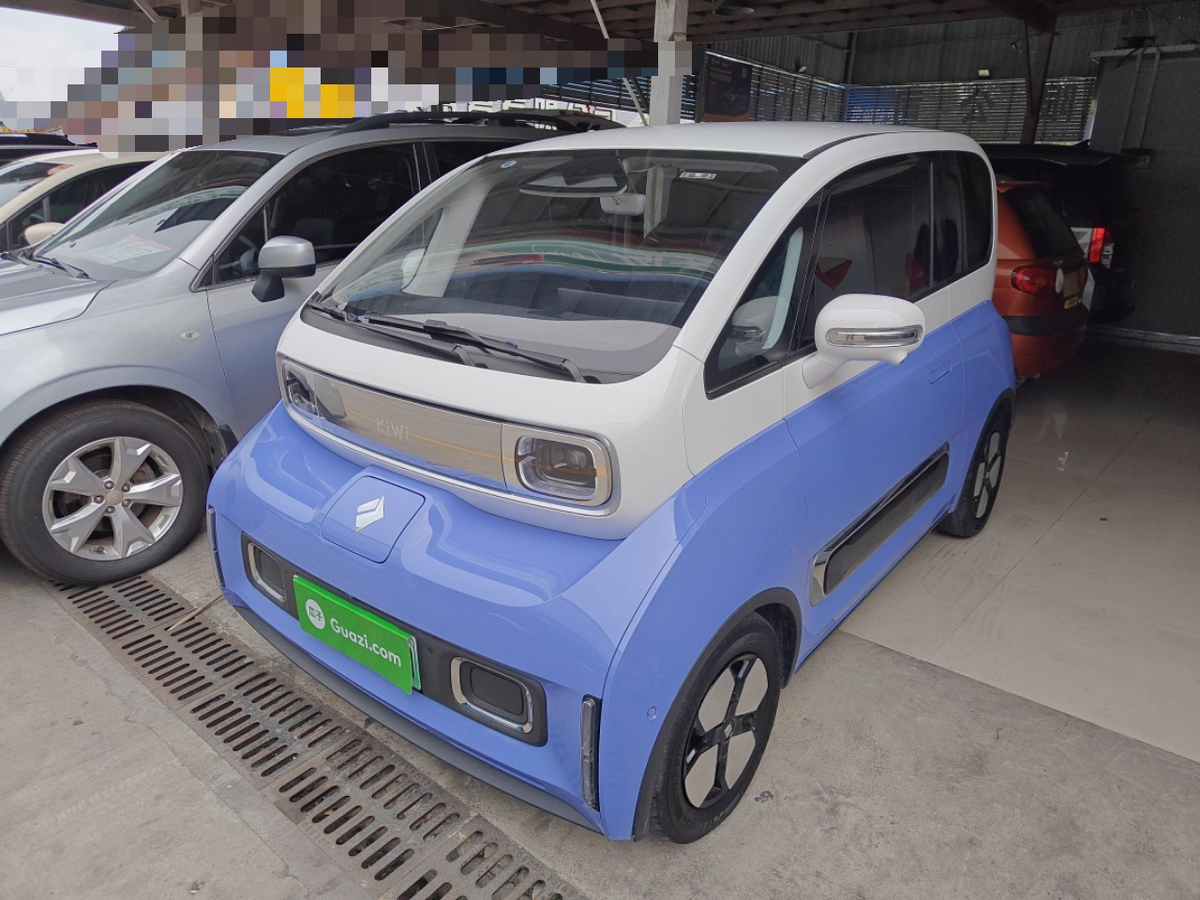 تحت مقدمة السيارة