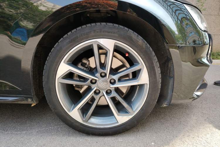 Used Audi A4L 2018 30th Anniversary Edition 40 TFSI Trendy Model Right Front Wheel Hub