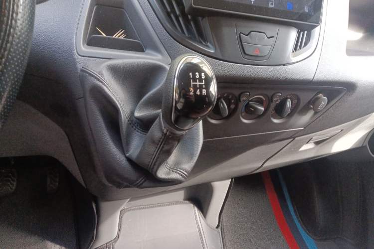 Used Ford Transit 2019 2.0T Diesel Multi-Purpose Commercial Vehicle Short Wheelbase Low Roof 6-Seater China VI Standard