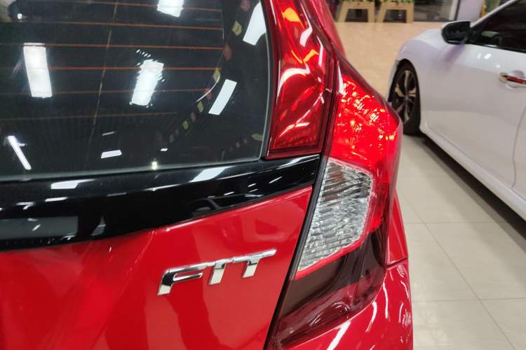 Used Honda Fit 2016 1.5L LX CVT Comfort Model Exterior 2