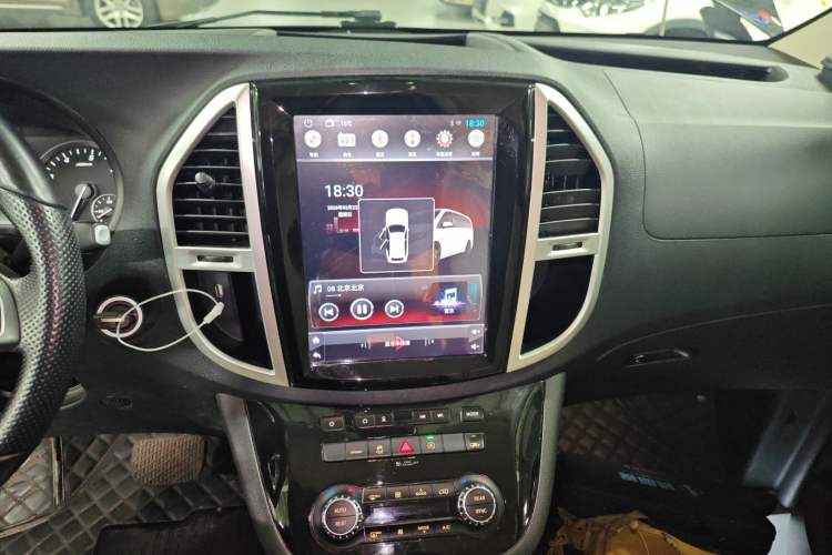 Used Mercedes-Benz Vito 2021 2.0T Business Version 7 Seats Audio And AC Panel