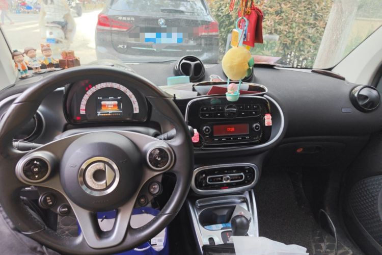 Used smart fortwo 2018 1.0L 52kW Hardtop Passion Edition China V Standard Center Console
