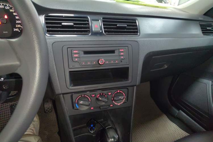 Used Volkswagen Santana 2013 1.6L Automatic Fashion Edition Audio And AC Panel