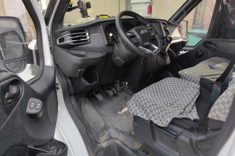 Used JMC Fushun 2023 2.0T Manual Short-Wheelbase Mid-Height Commercial Multi-Purpose 5-Seater Passenger Vehicle Driver Seat