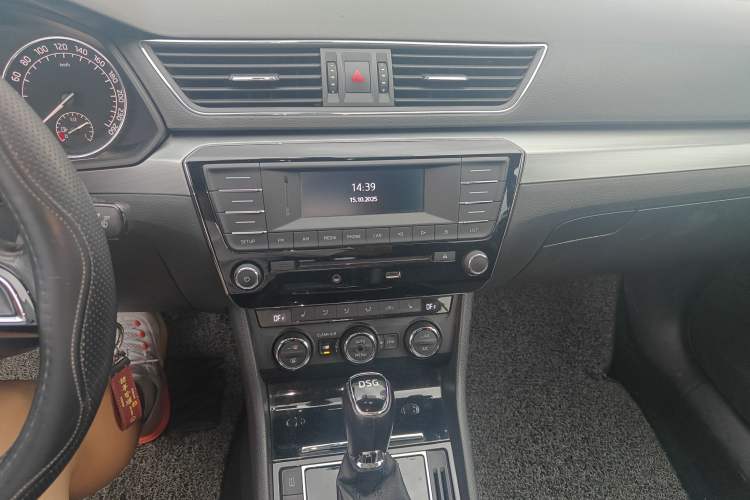 Used Skoda Superb 2016 TSI280 DSG Innovation Edition Audio And AC Panel