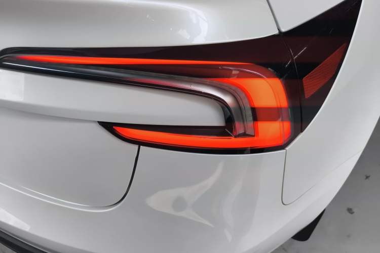 Used Tesla Model 3 2023 Rear-Wheel-Drive Version Exterior 3