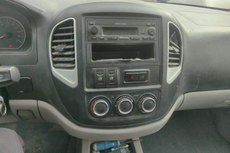 Used FORTHING Lingzhi 2015 V3 1.5L 7-Seater Comfort Model Audio And AC Panel