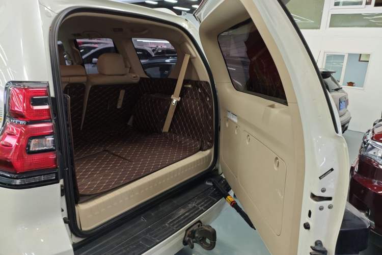 Used Toyota Prado 2017 2.7L Automatic 2700 Gasoline 4x4 7-Seater – Middle East Version Trunk