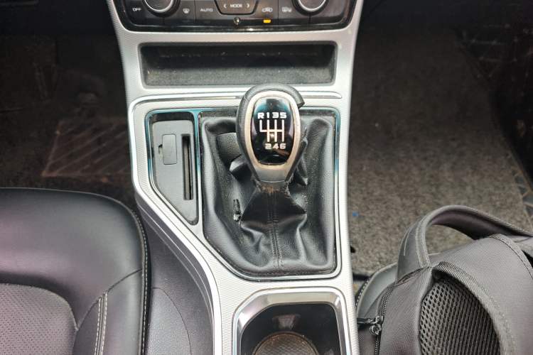 Used Geely Auto Emgrand GL 2018 1.4T Manual Elite Smart Connectivity Version Gear Lever