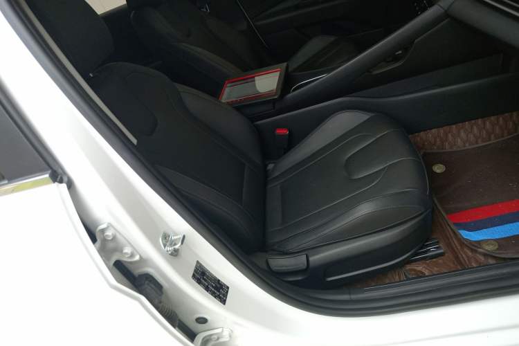 Used Hyundai Elantra 2021 1.5L CVT LUX Prestige Edition Right Front Seat