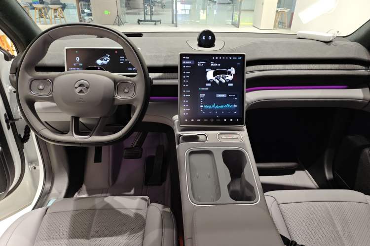 Used Nio EC6 2024 75 kWh Center Console