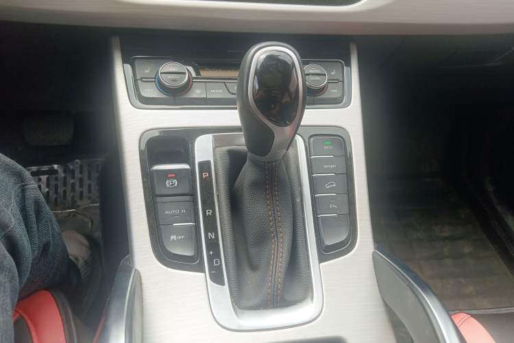 Used Geely Auto Emgrand X7 Sport 2018 1.8TD Automatic Two-Wheel Drive ZhiZun Model with 4G Connectivity
