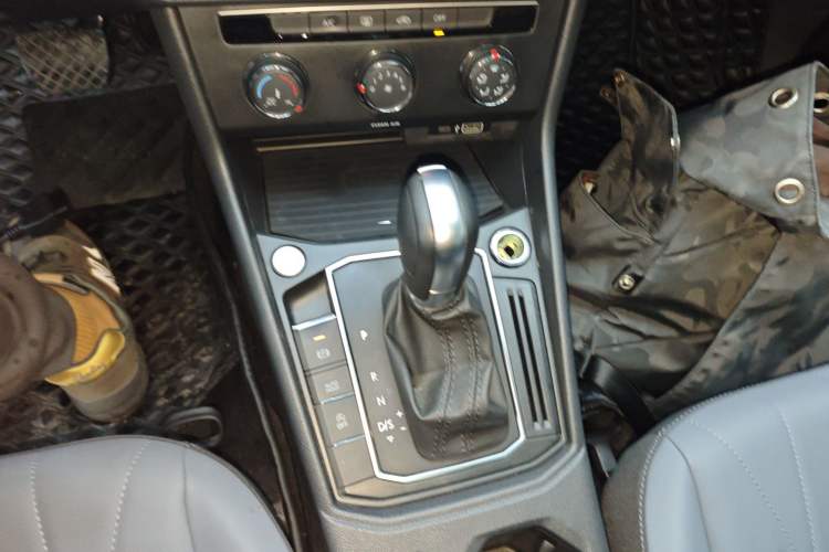 Used Volkswagen Lavida 2023 1.5L Automatic 5 Million Edition Gear Lever