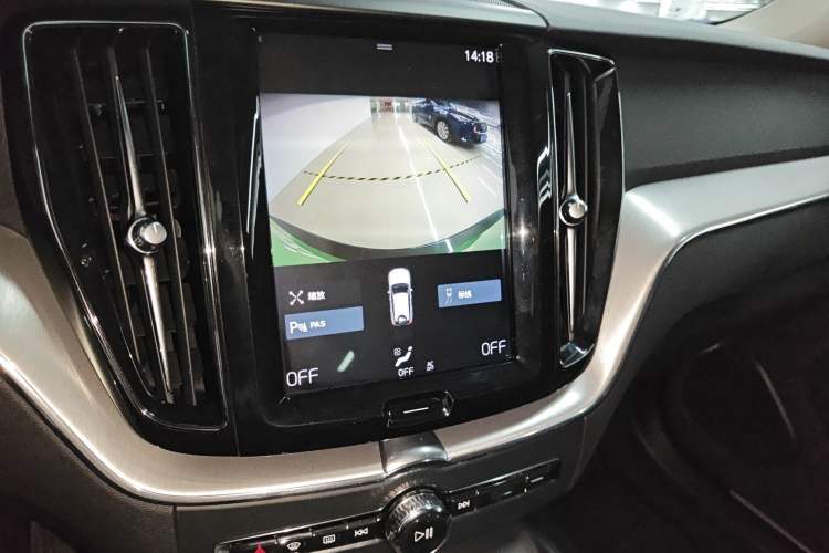 Used Volvo XC60 2019 T5 4x4 Smart Edition China VI Standard Audio And AC Panel