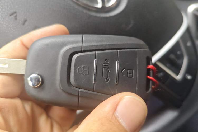 Used SAIC MAXUS Xintu V80 2025 Value Edition Aoyuntong 2.0T Manual Long Wheelbase Mid-Height Design 127 Ps 6/7/9-Seater
