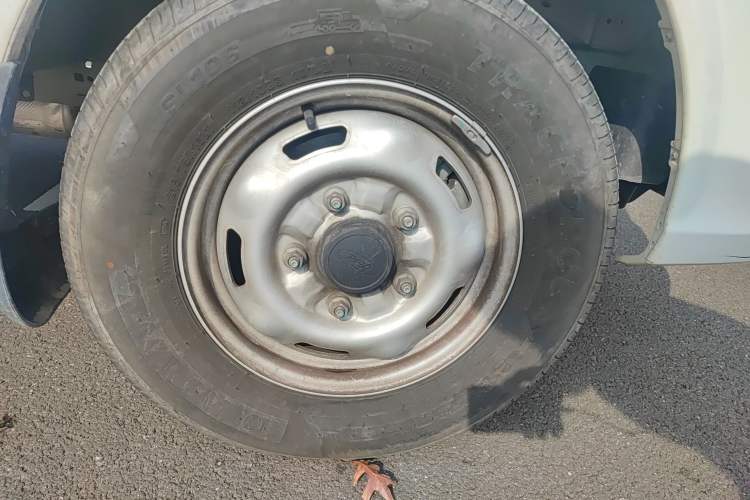 Used JMC Fushun 2023 2.0T Manual Short-Wheelbase Low-Roof Commercial Multi-Purpose Passenger Vehicle 6 Seats with Dual-Opening Tailgate
