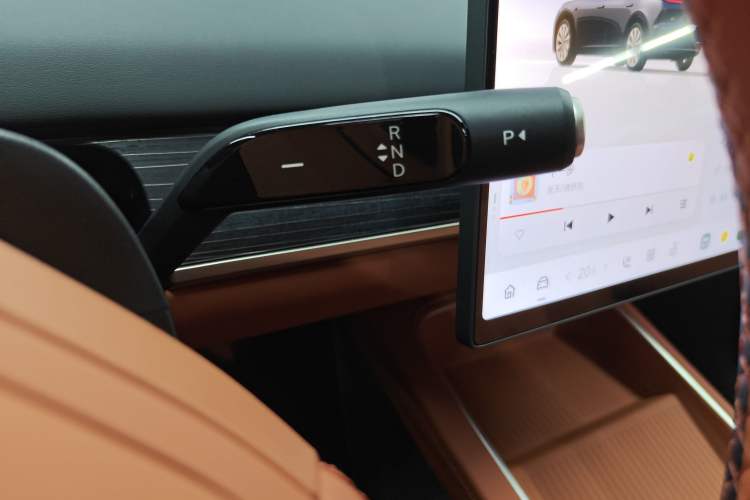 Used ONVO L60 2025 Model, 60kWh Black Knight Special Edition Gear Lever