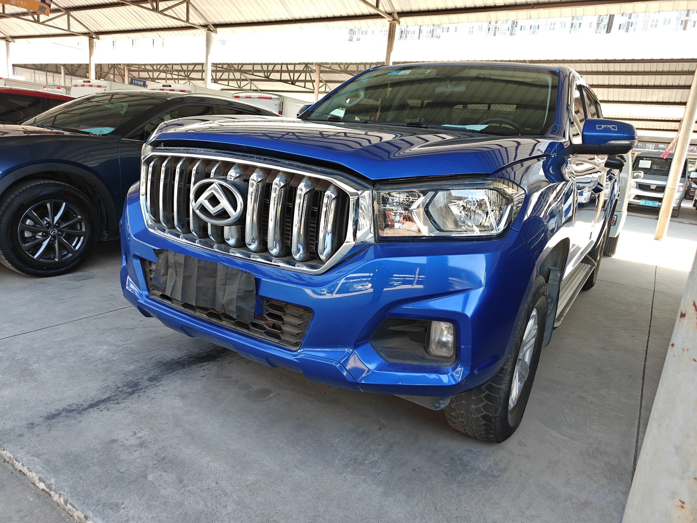 تحت مقدمة السيارة