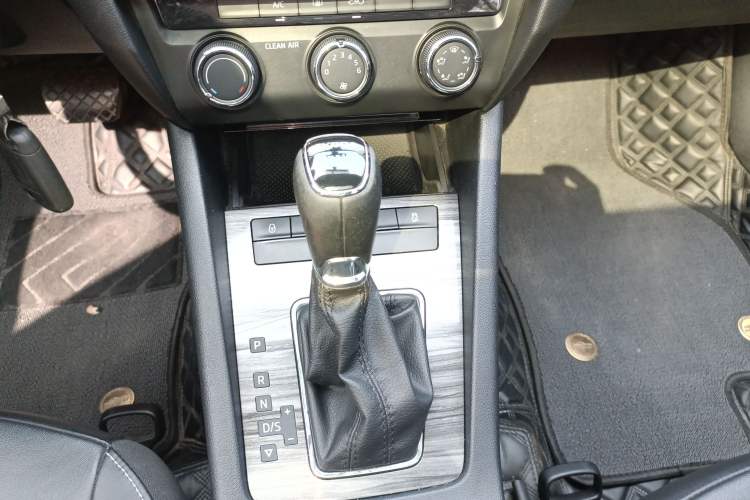 Used Skoda Octavia 2017 1.6L Automatic Smart Drive Edition Gear Lever