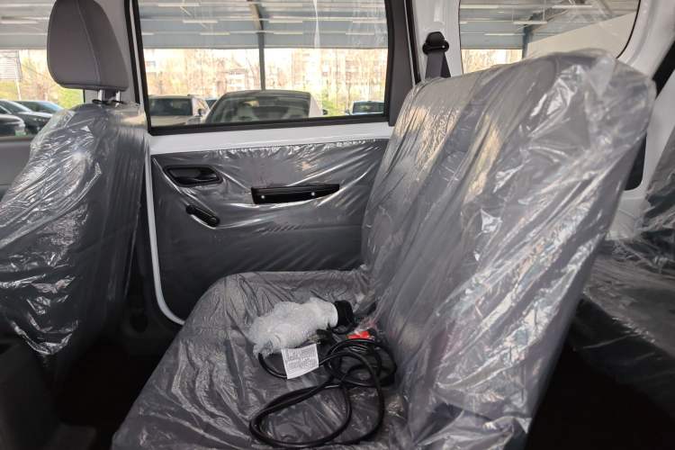 Used Wuling Hongguang New Energy 2024 All-Electric Model 300KM Standard Version Left Rear Seat