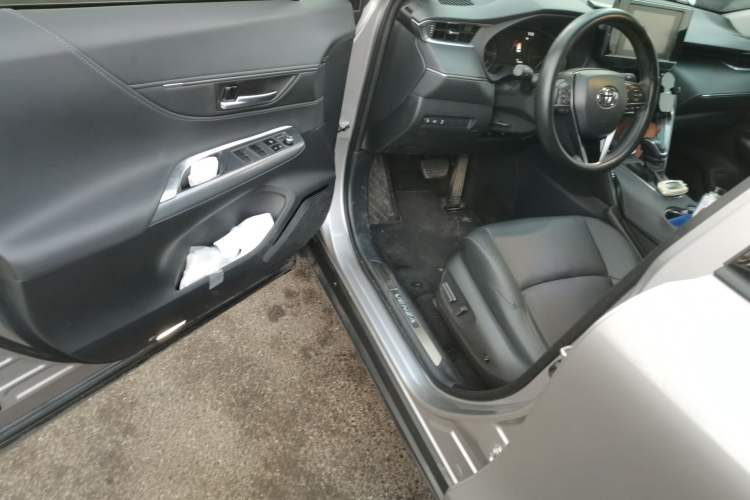 Used Toyota Venza 2022 2.0L CVT Two-Wheel Drive Luxury Edition Interior 3