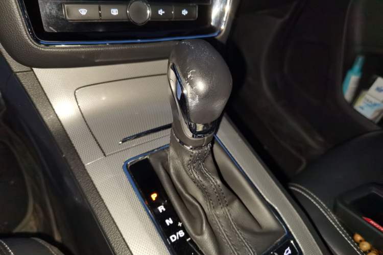 Used Roewe RX5 2016 30T Two-Wheel Drive Automatic Internet Smart Edition
